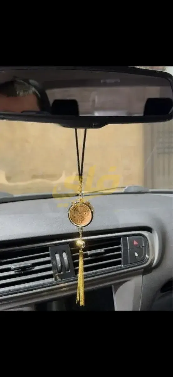 إكسسوار سيارة بتصميم ساعة كلاسيكية مع معطر ذهبي في دمشق